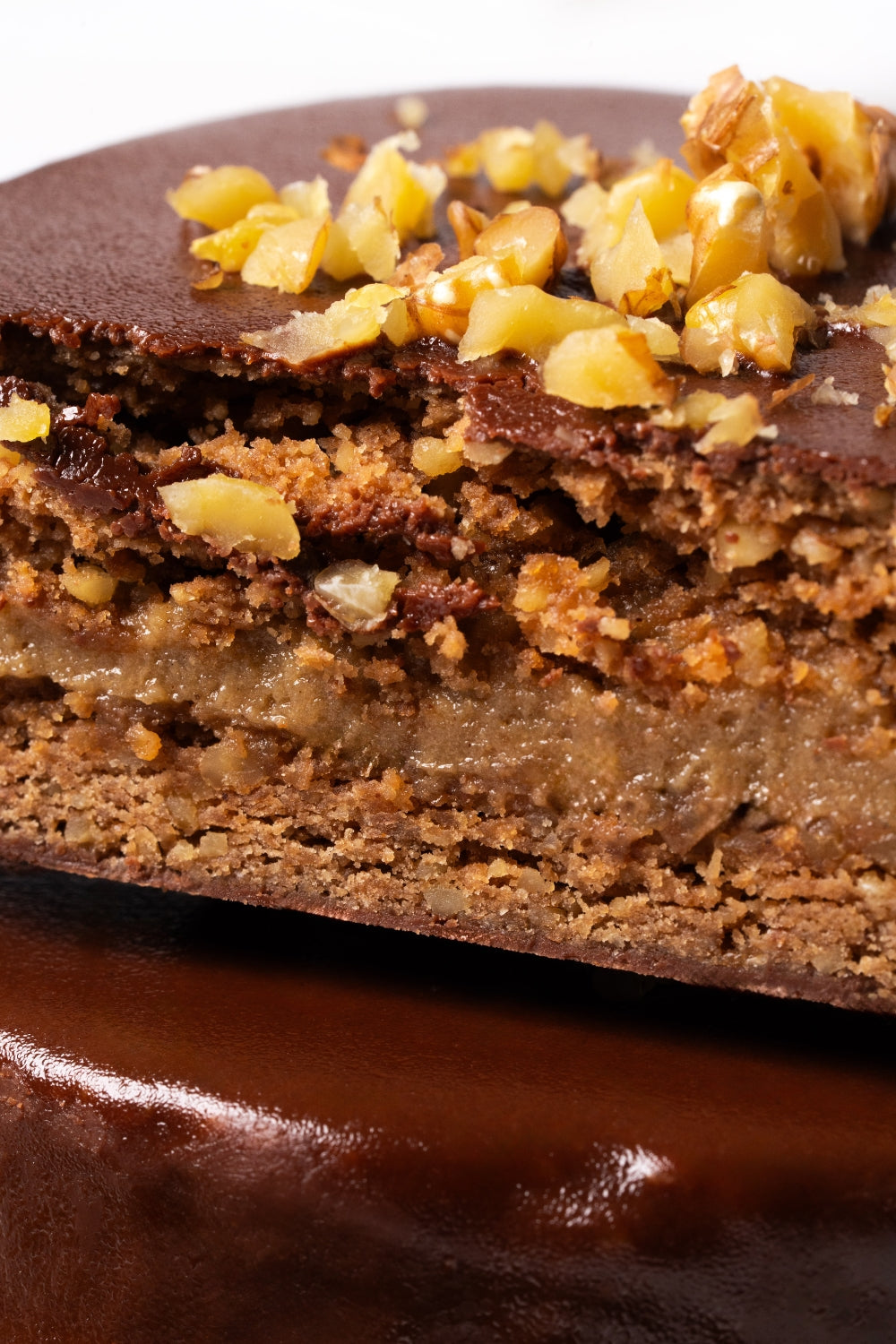 Acercamiento de un alfajor de nueces partido por la mitad.