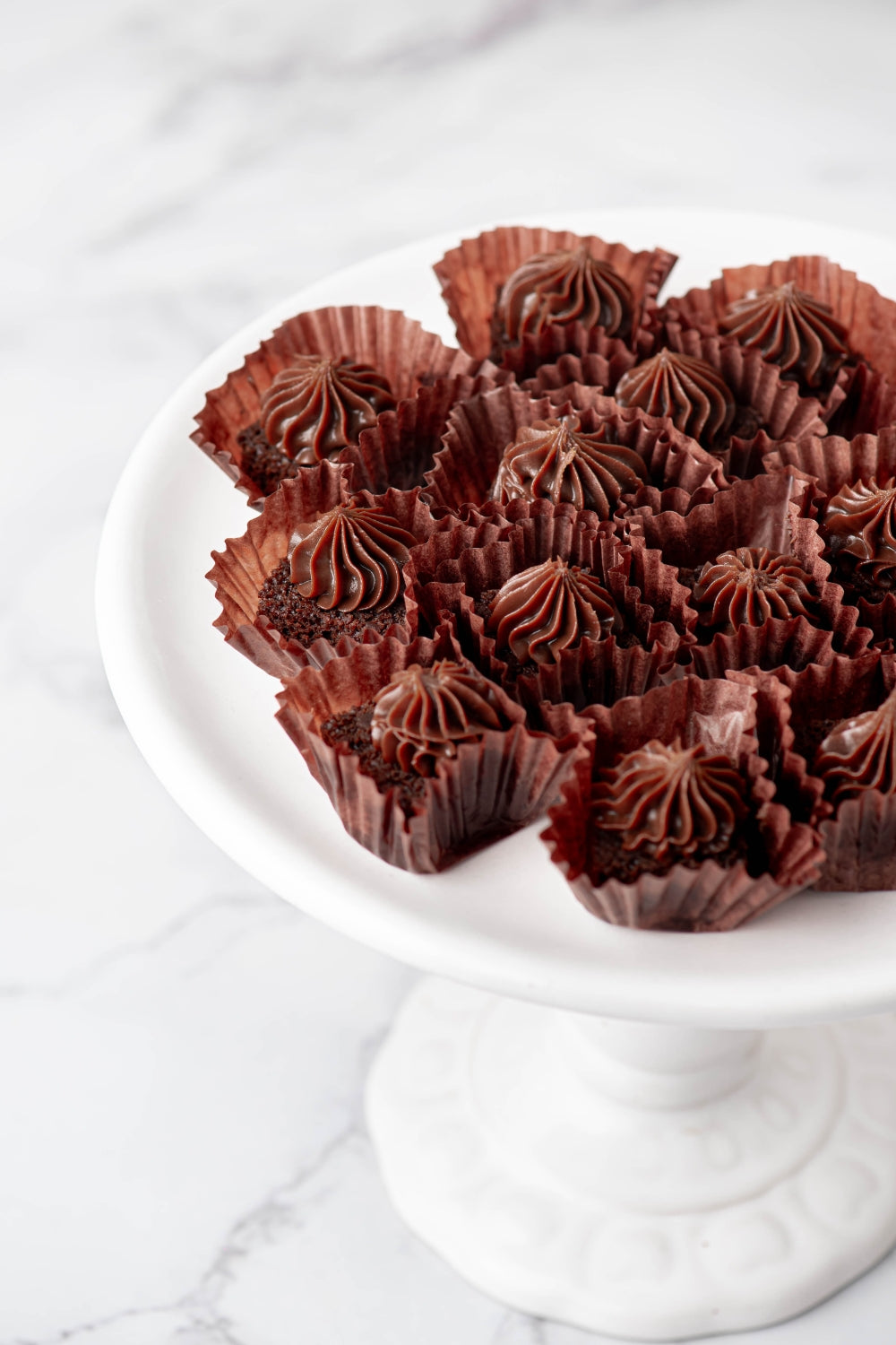 Bites de torta de chocolate sobre un parante.