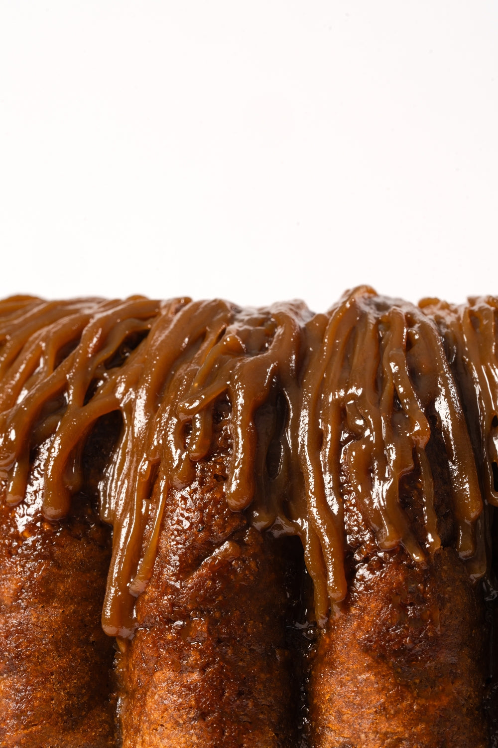 Acercamiento de la superficie de un budín de camote.