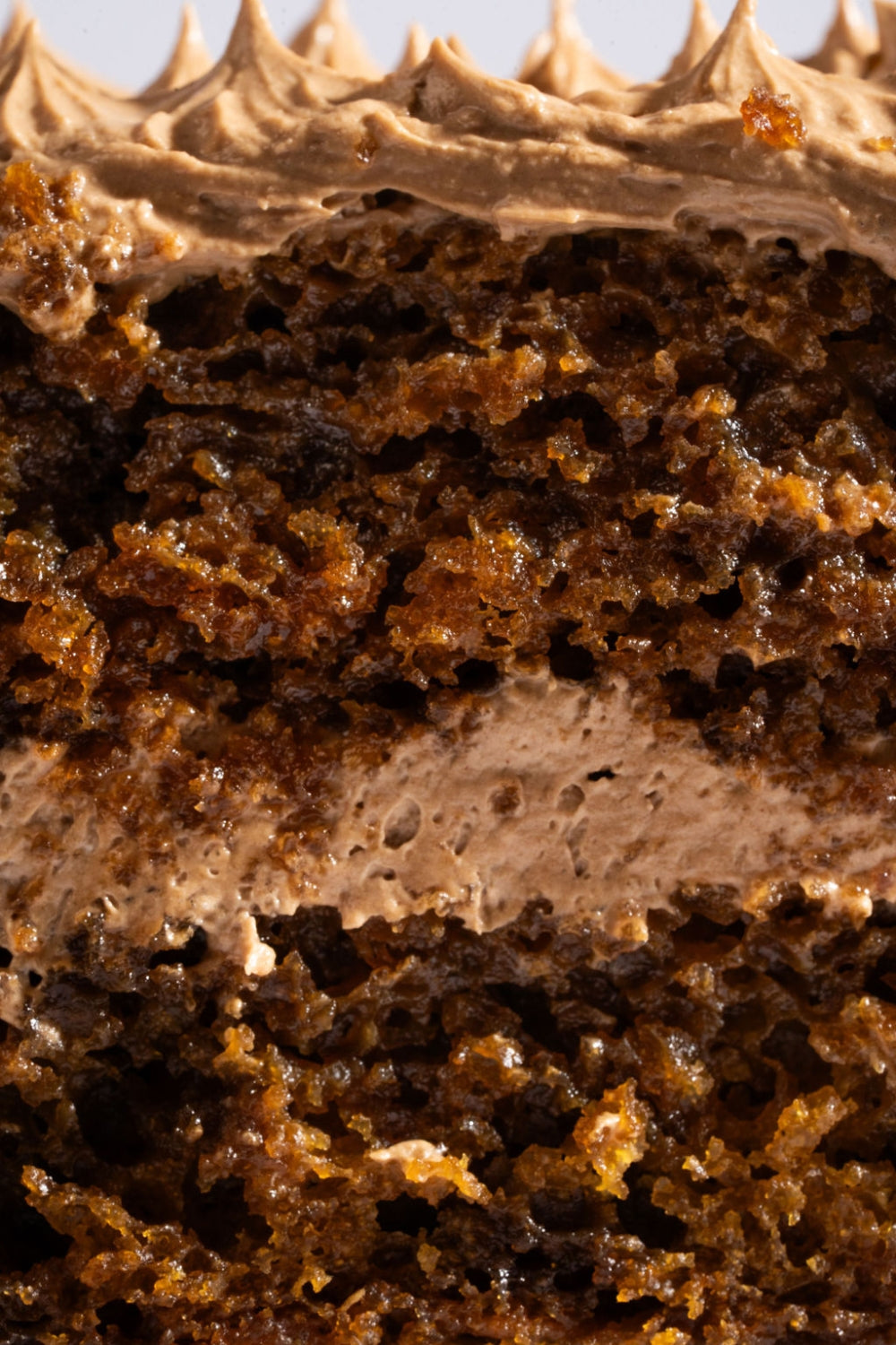 Cuchareable de torta de moka dentro de un contenedor de cartón. Una parte del postre ya ha sido comido.