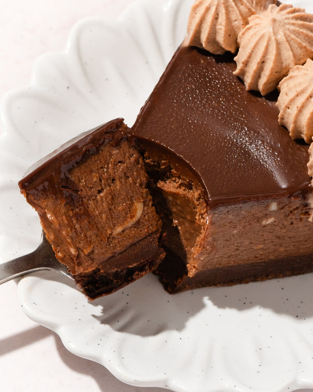 Acercamiento de un trozo de cheesecake.