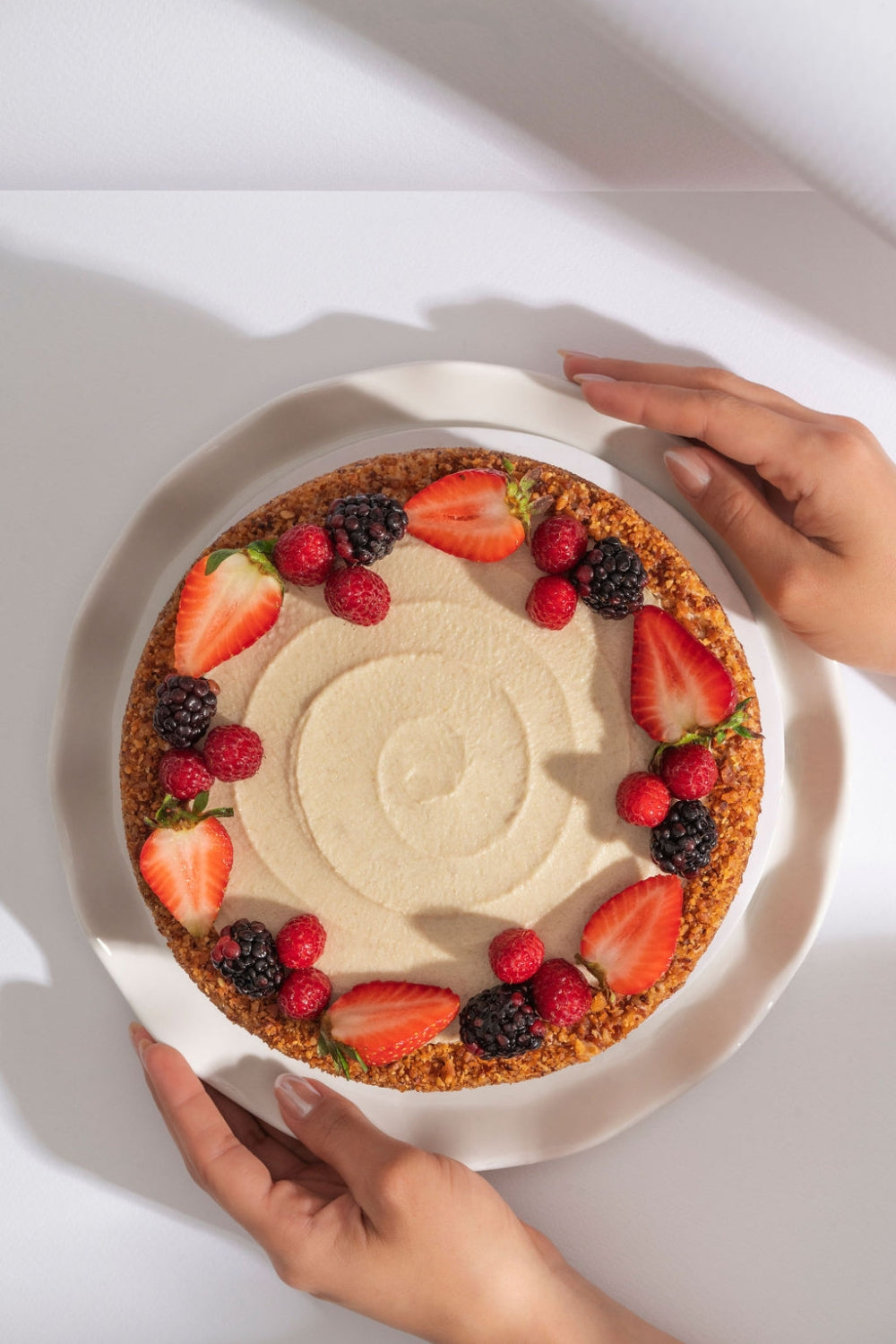 Torta de zanahoria sobre una mesa.