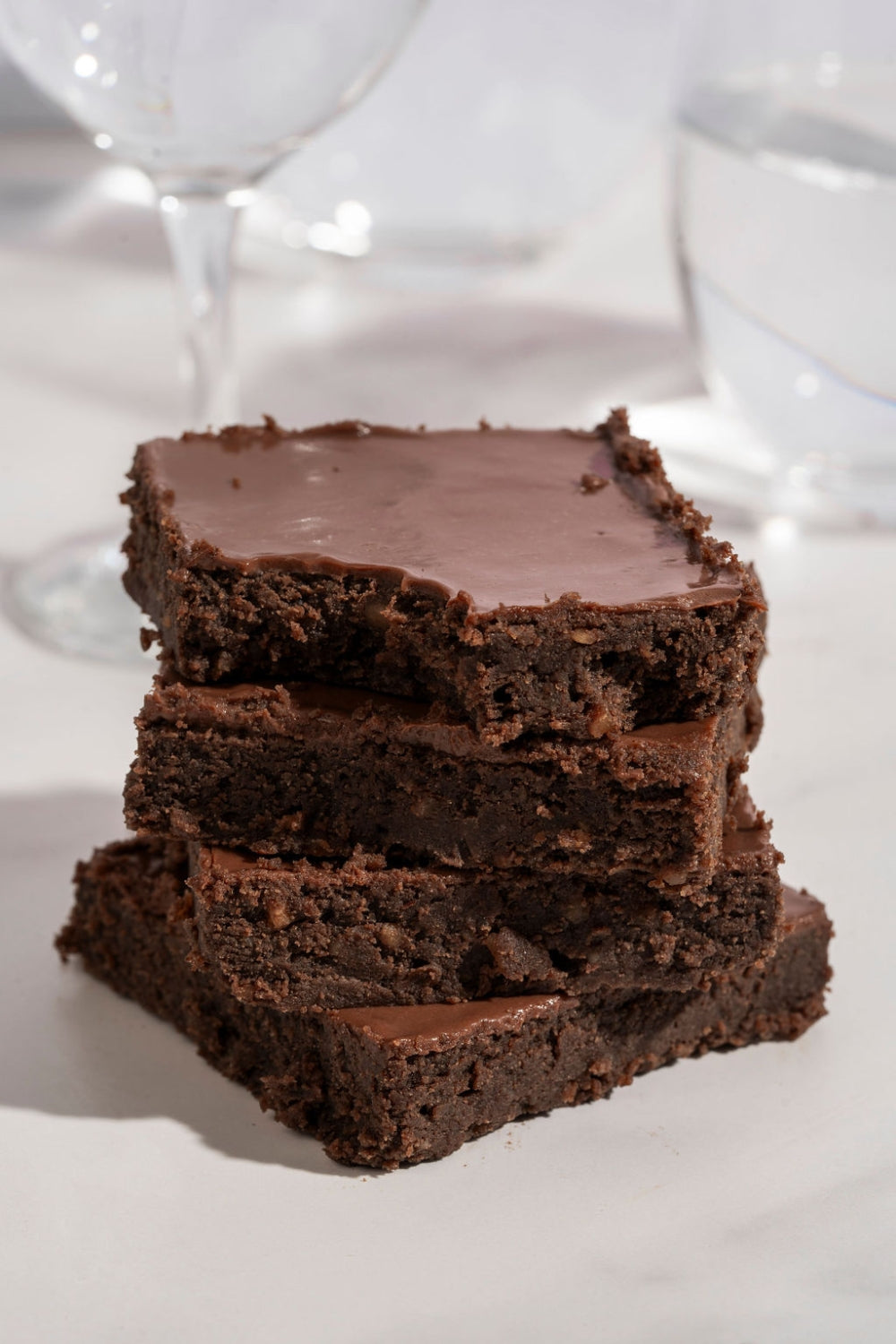 Brownies de doble chocolate apilados.