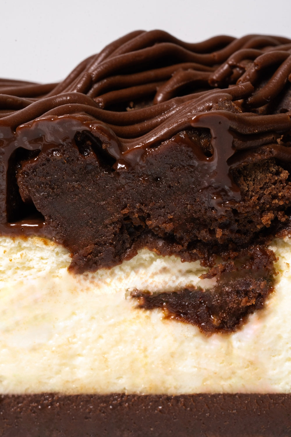 Acercamiento de la superficie de un cheesecake de brownie.