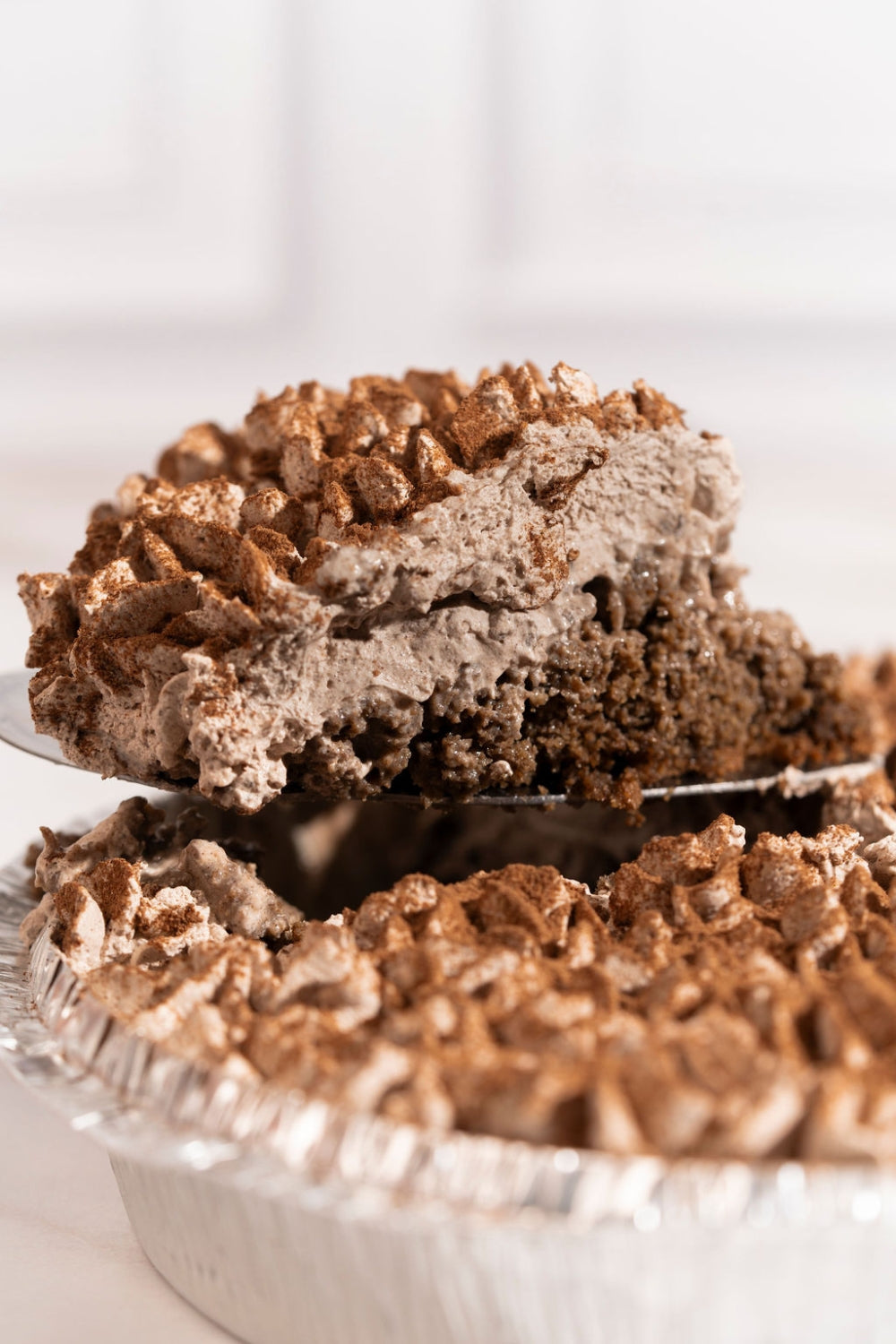 Una torta tres leches de chocolate.