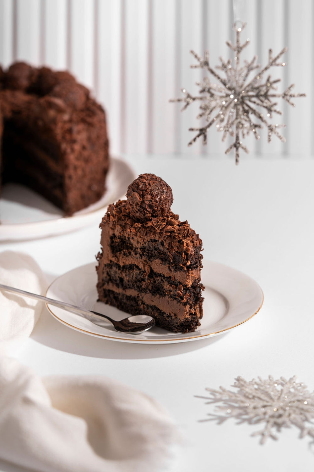 Un trozo de torta de chocolate sobre un plato.