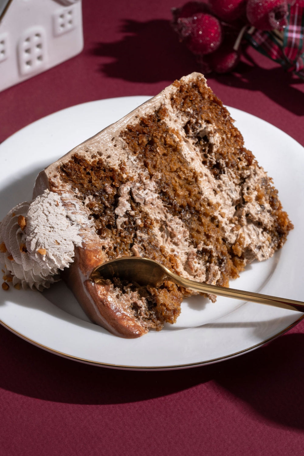 Trozo de torta de moka sobre un plato.