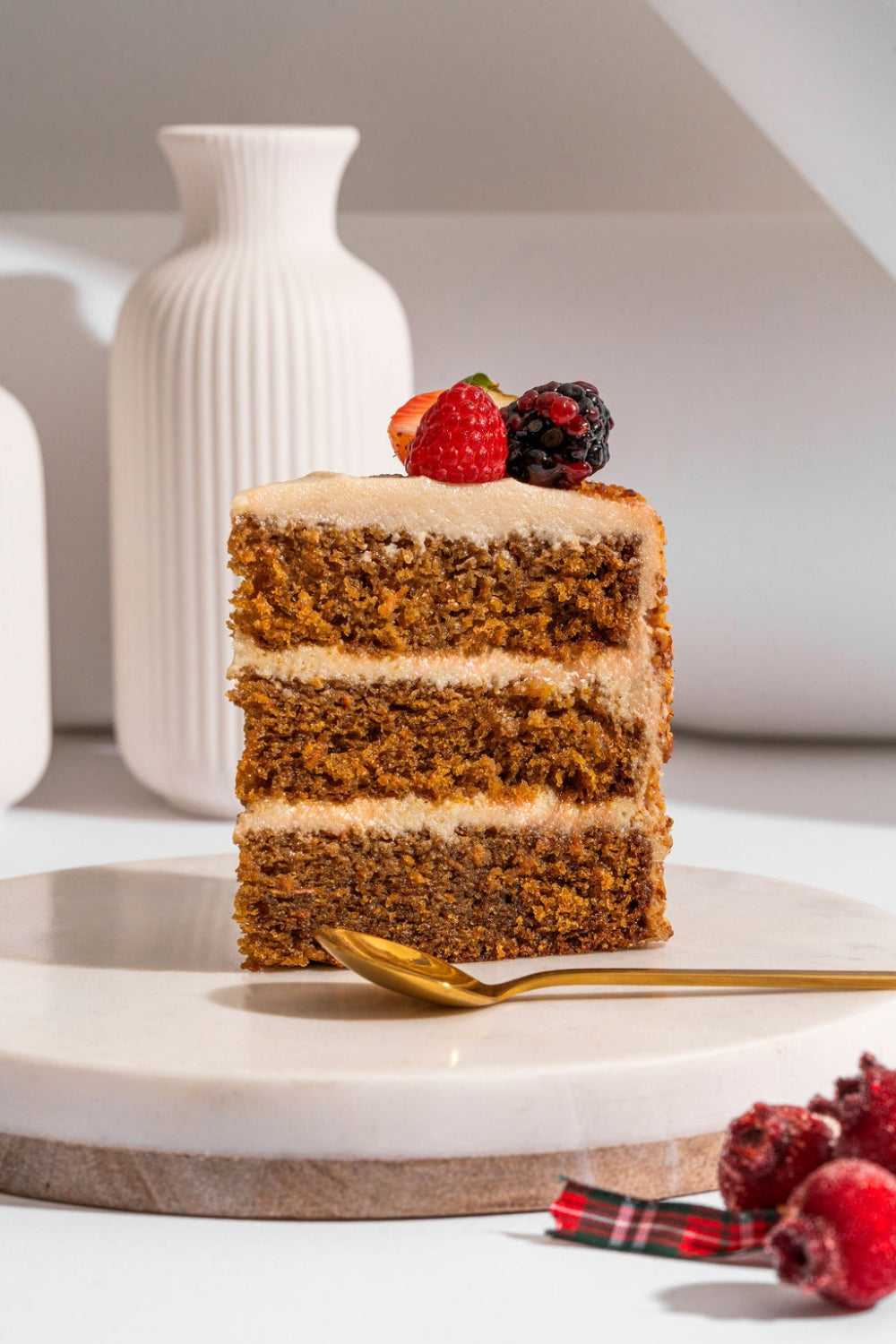 Un pedazo de torta de zanahoria.