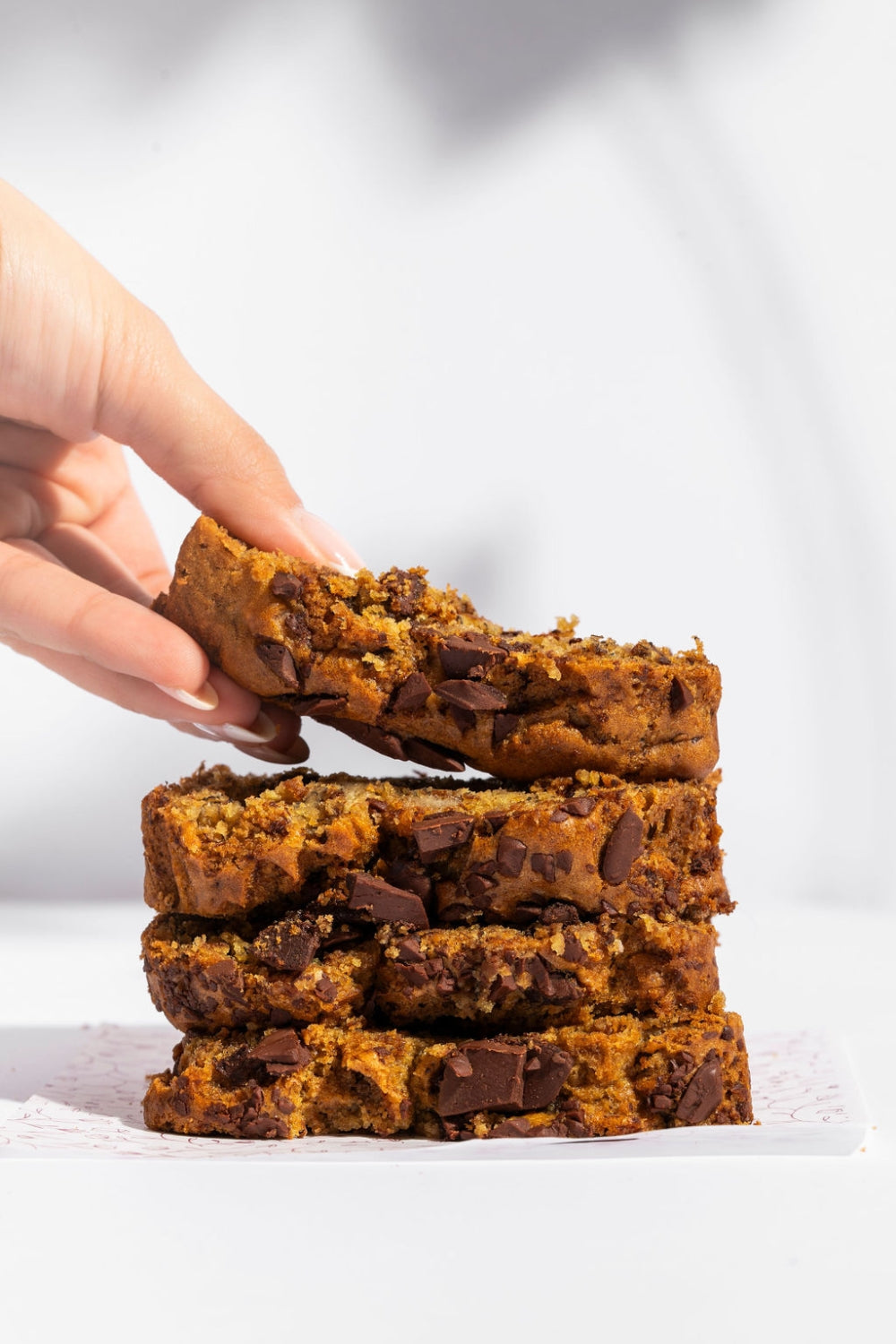 Pedazos de queque de plátano apilados sobre un plato.