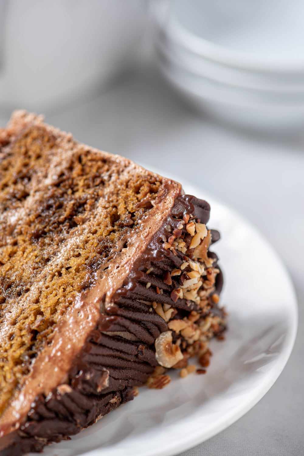 Trozo de torta de moka sobre un plato.