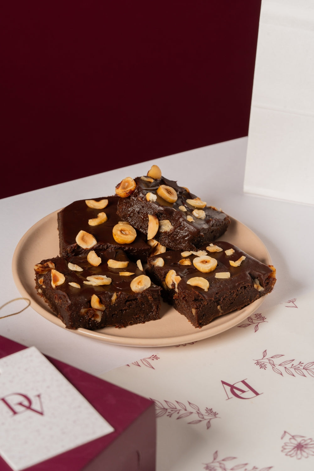 Un plato con trozos de turrón de avellanas.