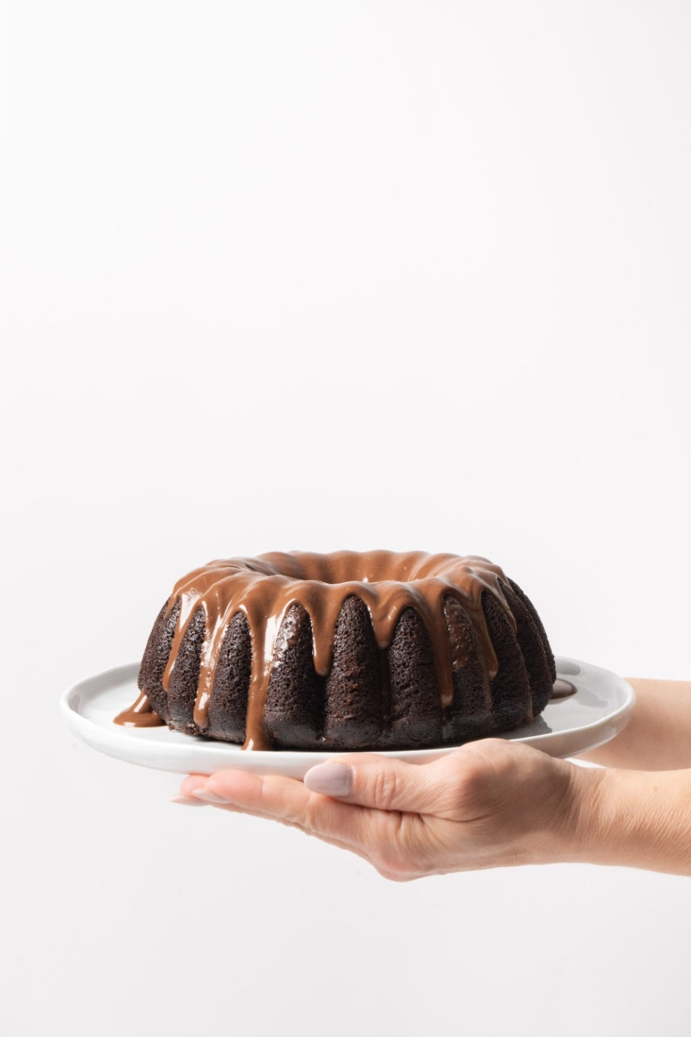 Un par de manos sostienen un keke. 