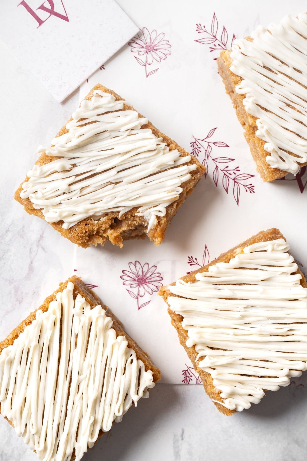 Blondies sobre una mesa. 