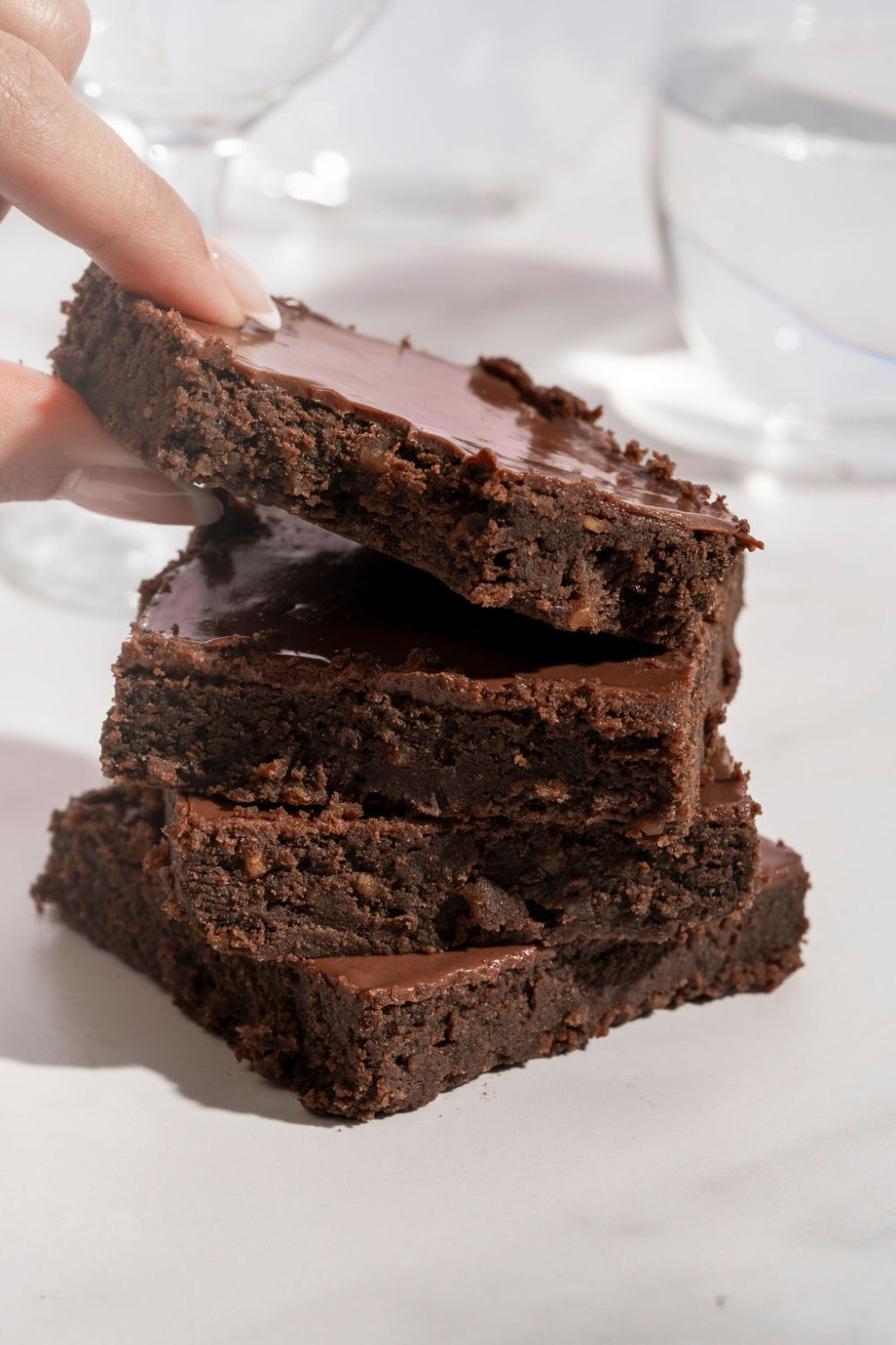 Brownies de doble chocolate apilados. 