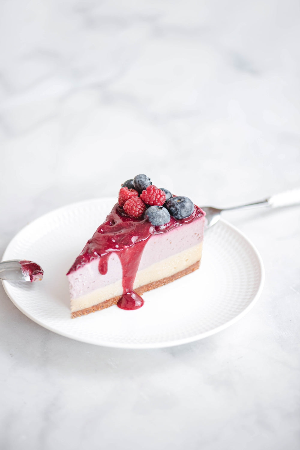 Trozo de un cheesecake sobre un plato. 