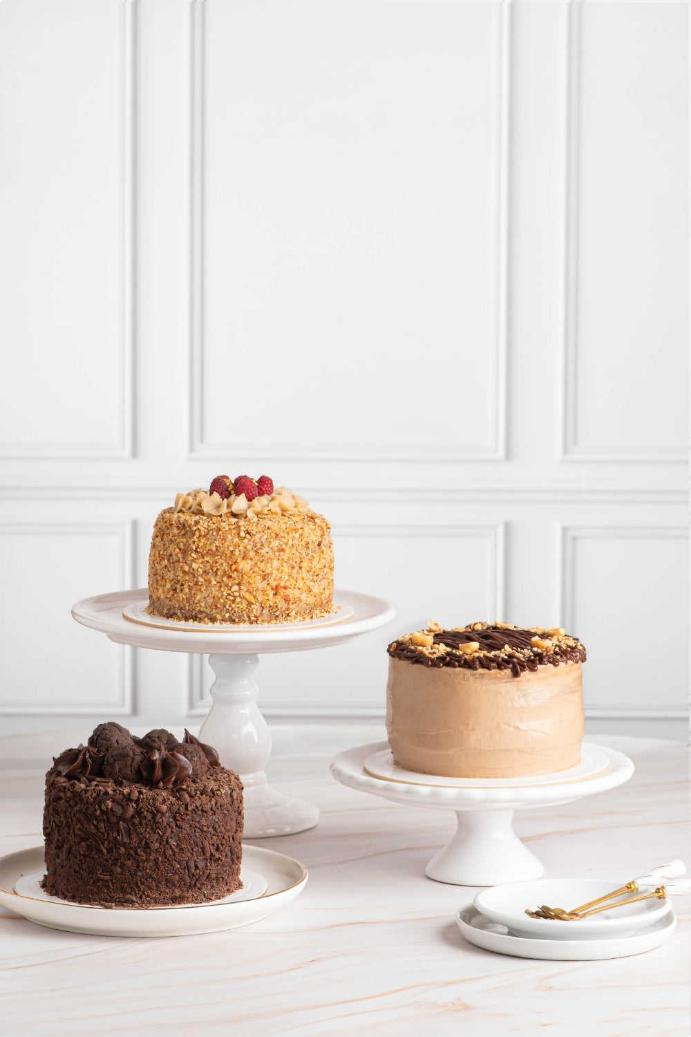 Tres mini tortas sobre una mesa.