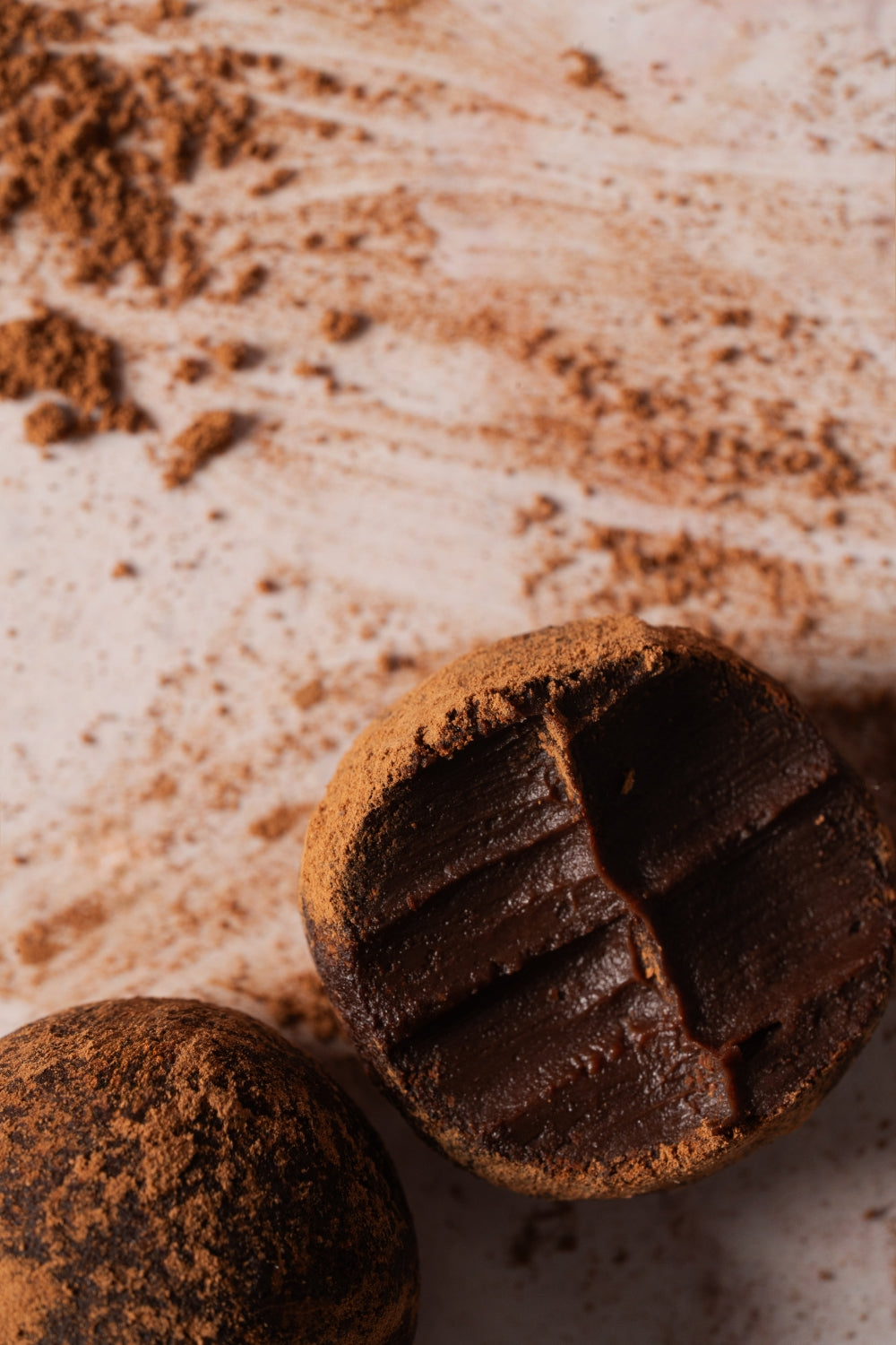 Acercamiento de una trufa que ha sido mordida. 