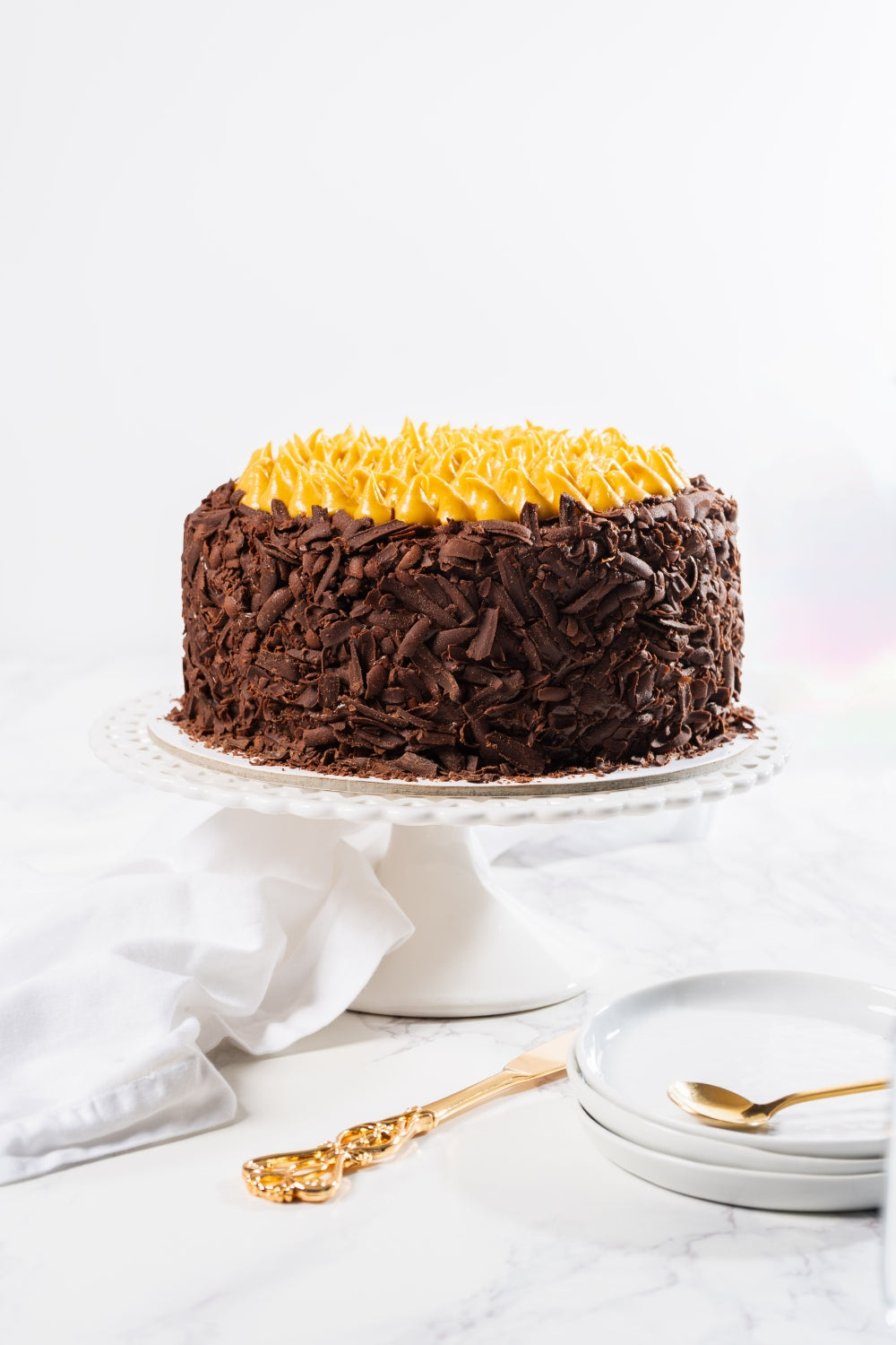 Torta de chocolate y lúcuma sobre un parante.