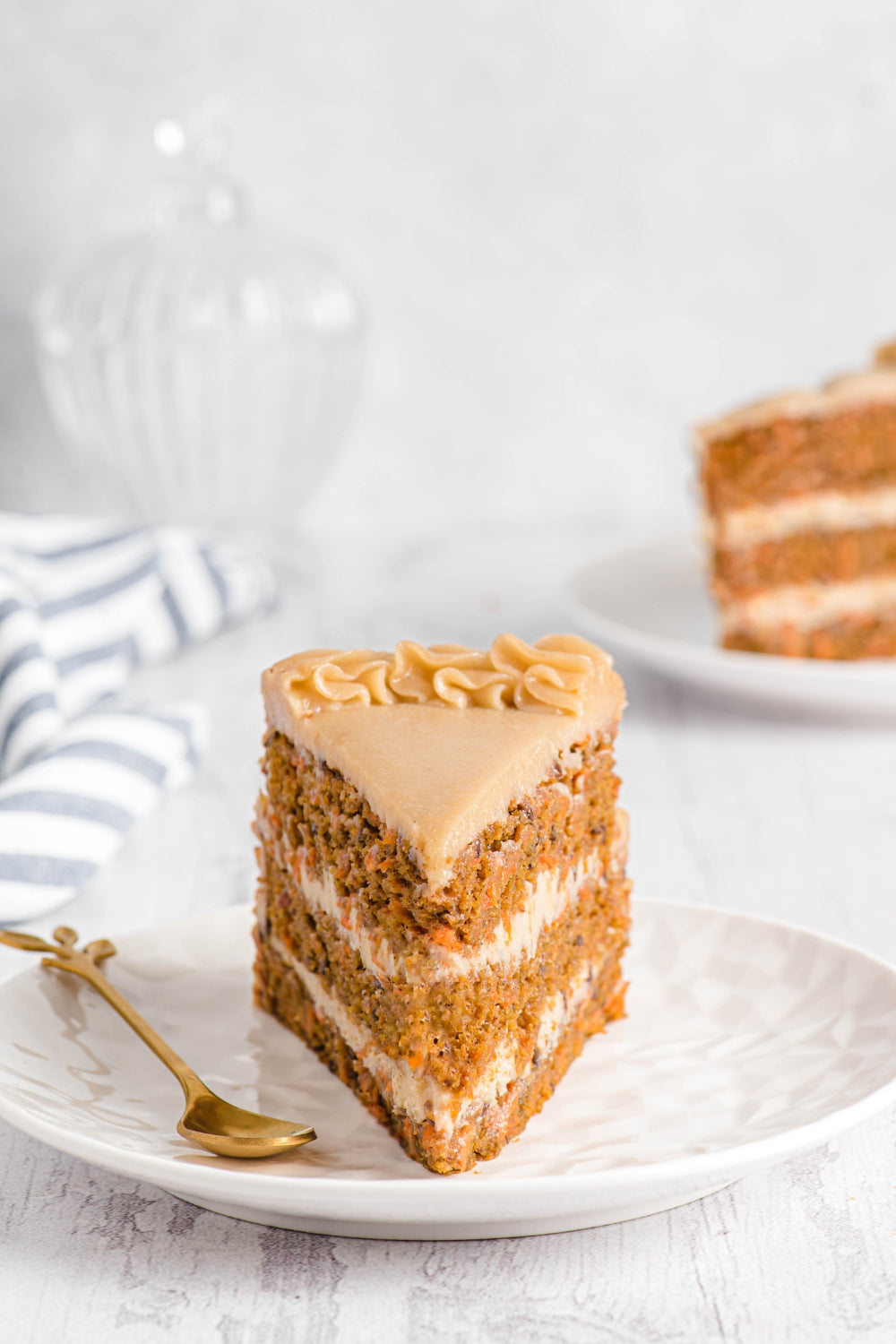 Trozo de torta de zanahoria sobre un plato. 