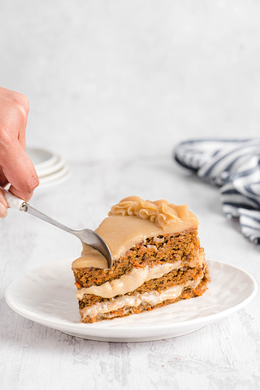 Trozo de torta de zanahoria sobre un plato. 